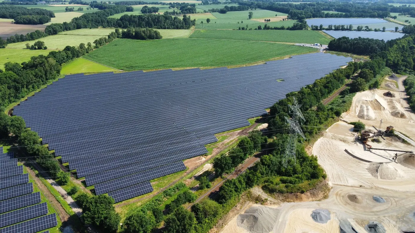 What Are Free-Field Photovoltaic Installations? Complete Guide